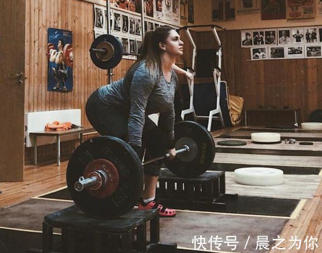 俄罗斯|俄罗斯举重美女,练就出一身“肌肉”,凹凸身材,曲线感十足