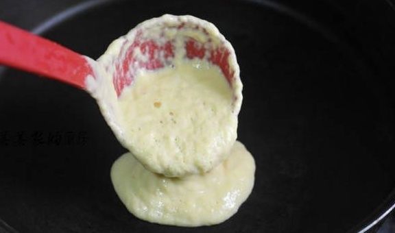 玉米饼|天热，早餐做它最省事，1分钟1个，蓬松柔软，3块钱做一大盘！