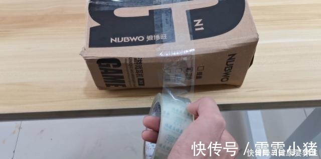 用两根手指断胶带,比剪刀还好用,生活小技巧解决你的烦恼,学学!