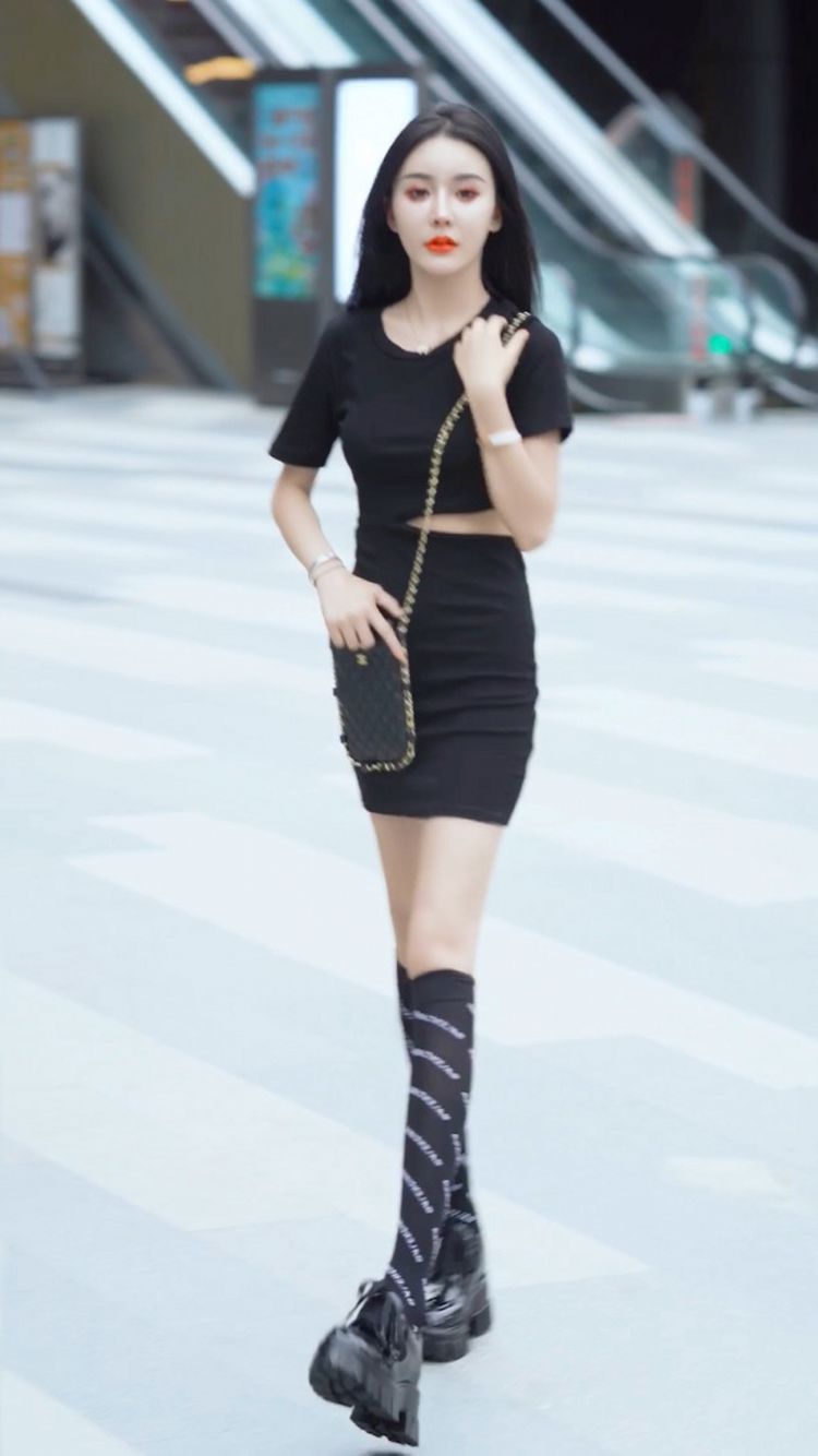 花型|街拍:别具一格的时尚穿搭,让你充满阳光的朝气