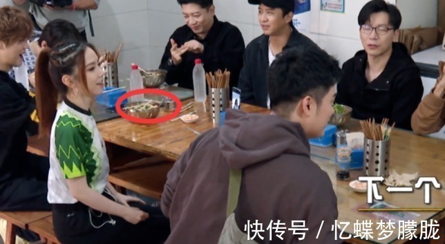 鄧超鹿晗在小縣城吃面,誰注意他們桌面上鋪了啥?嫌棄就別在這吃