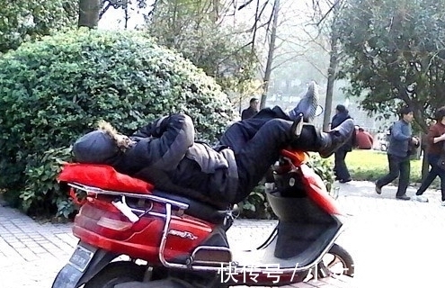 |开心段子：现在的一些女司机，车开得像蜗牛爬，我忍了