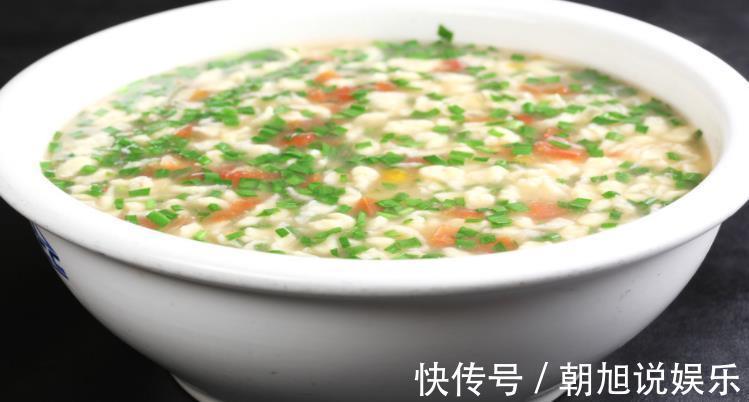 做疙瘩汤,千万别直接将水加入面粉中,很多人都做错,难怪不好吃