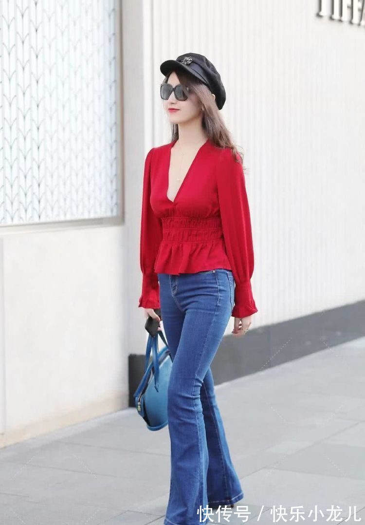 举手间 大红色的深V领衬衫,搭配紧身牛仔裤,御姐范儿十足你爱了吗?