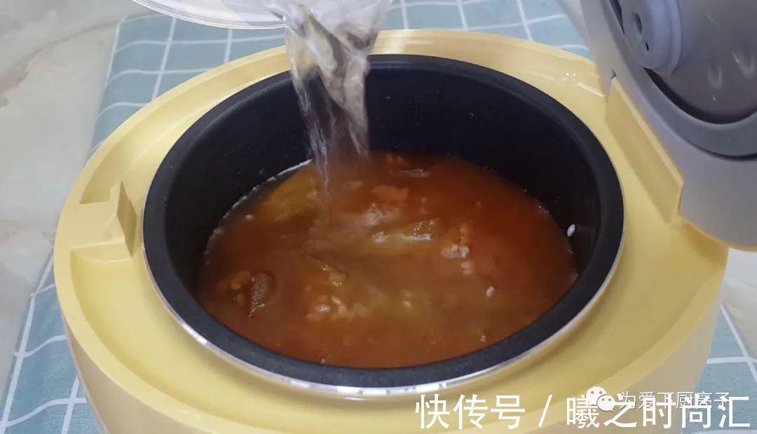 茄子|米饭怎么做才好吃吗,锅里一焖,既有菜又有饭,上桌全家都抢着吃