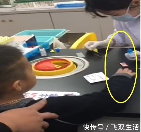 护士|男孩害怕打针,用糖果“贿赂”护士,之后的行为让爸爸哭笑不得
