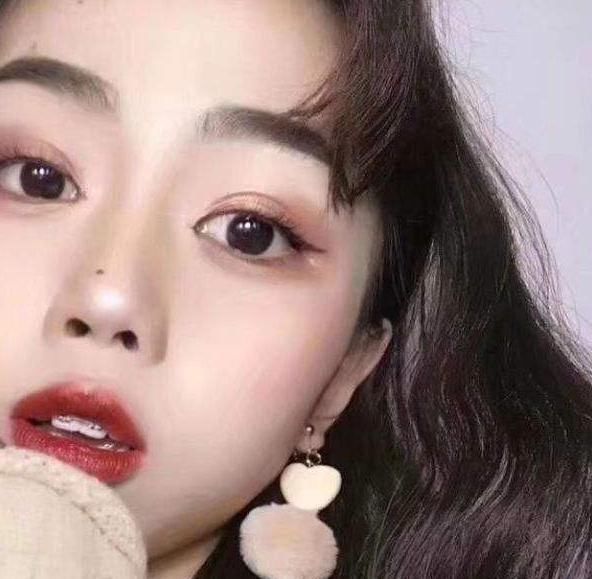 单眼皮女生想拥有“双眼皮”每天睡前做这3步骤，变成大眼睛不是梦