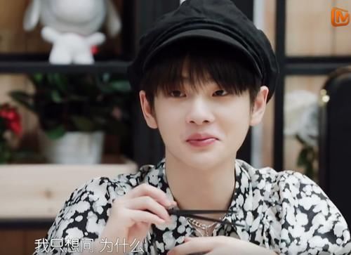  周震南|郁可唯做开心动作，从周震南的表情里，我看到了浪姐和女团的差别