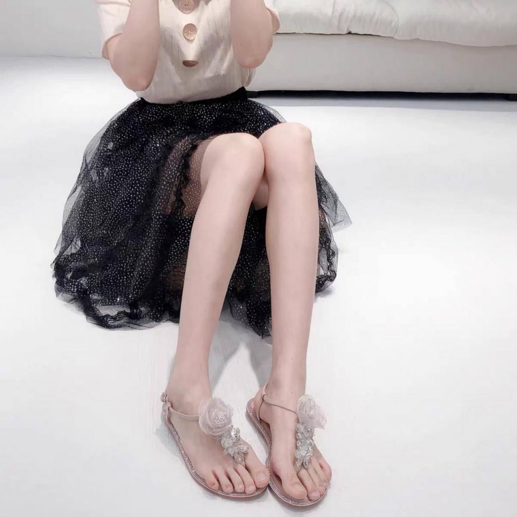 尖头|尖头+珍珠点缀的细高跟,尽显精致唯美,突出双足的小巧秀气