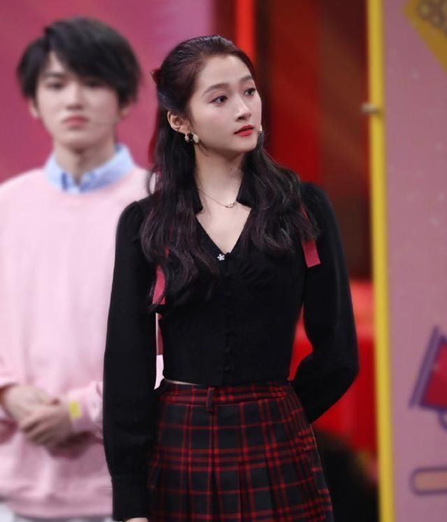 特写 关晓彤在王牌中地位不稳?女主持人出场两分钟,镜头全是“特写”