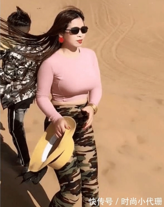 少妇|少妇“扮嫩”穿粉色衣服,结果“出人意料”?