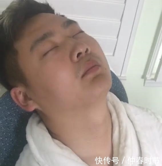 瞌睡爸爸|“瞌睡爸爸”走红网络,看宝宝无奈的眼神,网友谁哄谁睡觉呢