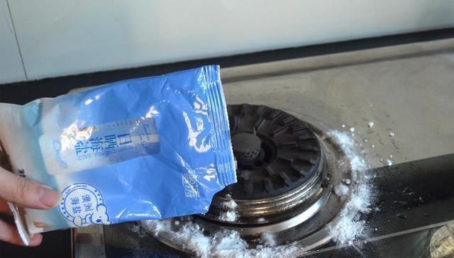 不管煤气灶有多脏,教你一招,不用一滴水,再脏的灶台一擦就干净