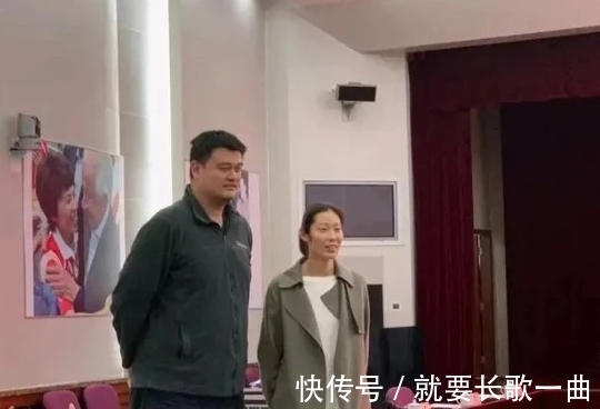 曾志伟|与姚明合照是什么感觉?1米98朱婷像小女人,看到曾志伟直接笑抽