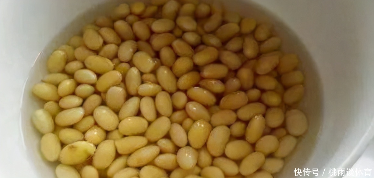 浇花|养花别再把水和肥“分2回事”了,浇点它,盆栽土又湿又肥