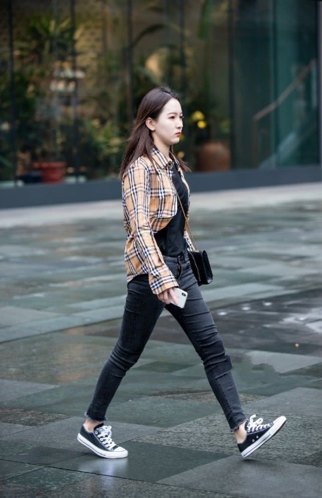 街拍：青春气息洋溢的美女，多姿的身段，走在街头靓丽抢眼