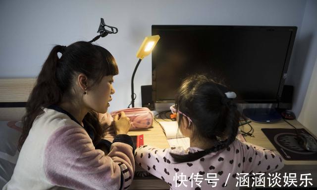 妈妈|姐姐在写作业,妈妈强行将妹妹送进姐姐房间,姐姐怒怼道你起开