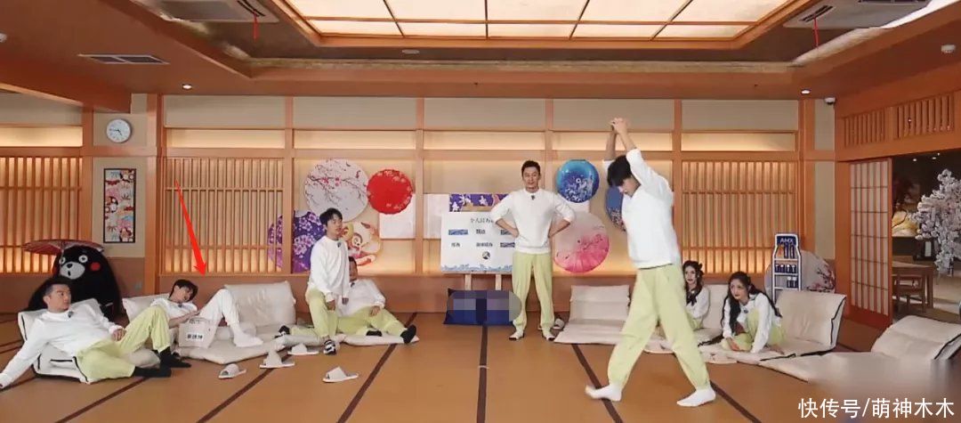 節目|蔡徐坤《奔跑吧》玩手機被發現，常駐MC都在努力，他卻在摸魚