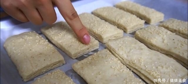 层层|教你用平底锅做芝麻饼,层层酥脆,比外面卖的好吃太多,总不够吃
