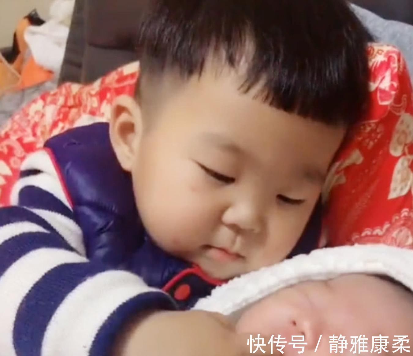 哥哥|哥哥正在看电视,妹妹突然哭,接下来的行为让人直呼智商高