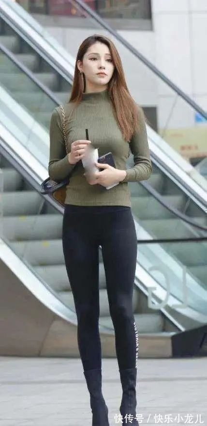 长裤 灰绿色长袖T恤搭配黑色打底裤,修饰身材比例,更显气质