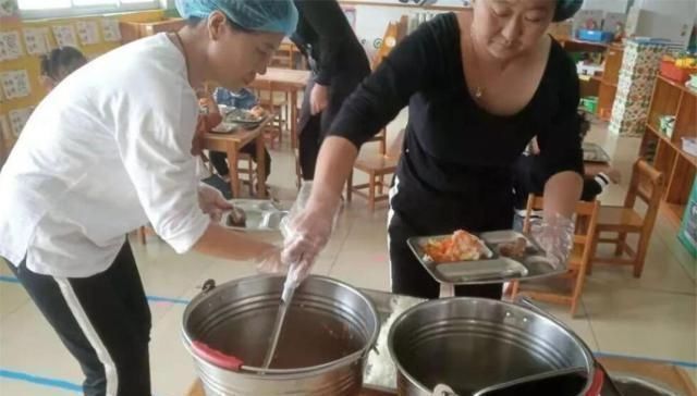 老师|挑食儿子上幼儿园,被夸吃得“又快又干净”,午餐照片让妈妈疑惑