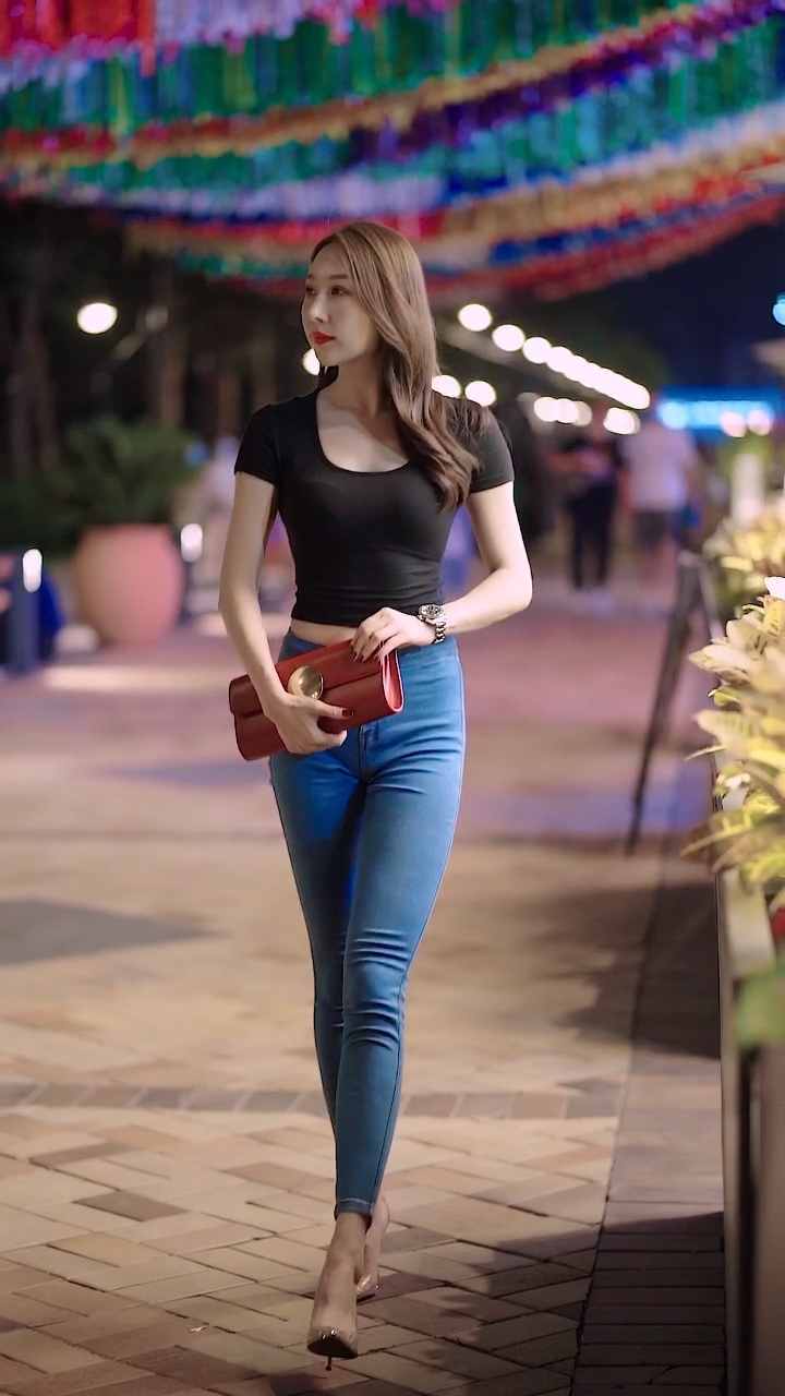 气场 轻熟风小姐姐,修身上衣勾勒完美好身材,轻轻一笑太迷人