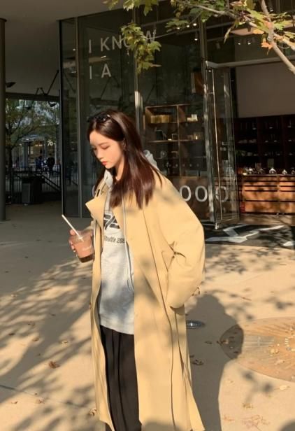 风衣穿得美不美，关键看内搭，早春选择这几款就对了