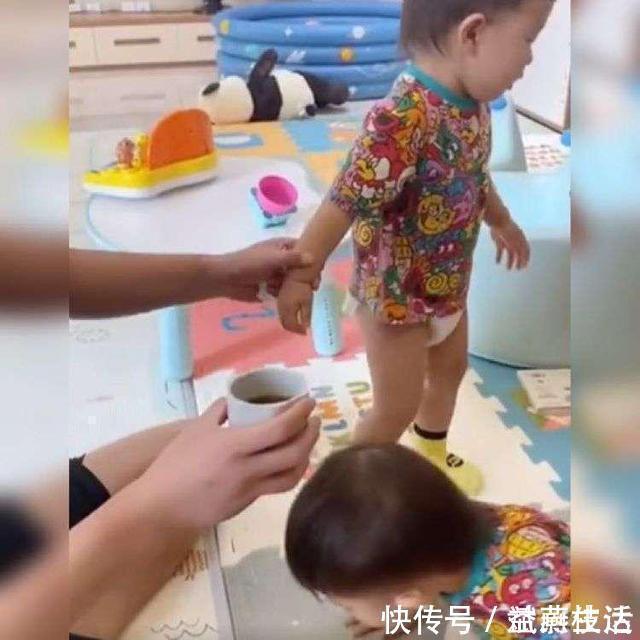 立功|姥爷“巧喂药”走红,孩子不闹腾还喝得高兴,姥爷真是立功了!