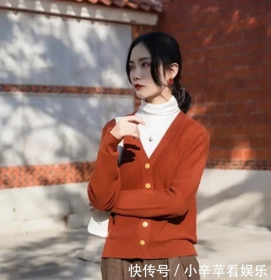 人手一件的“针织开衫”，早春试试这样搭配，很温柔又好看