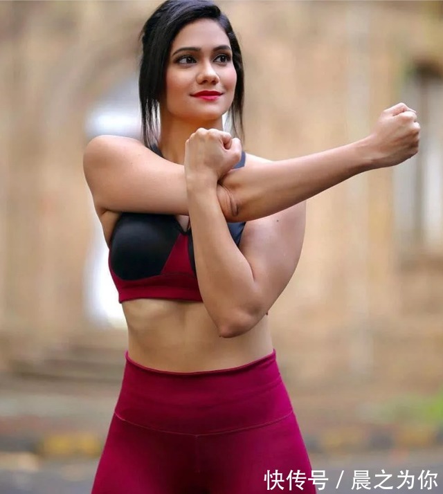 双臂|巴西健身博主艾拉萨妮,靠身材和穿搭走红,健身两年比例特别好