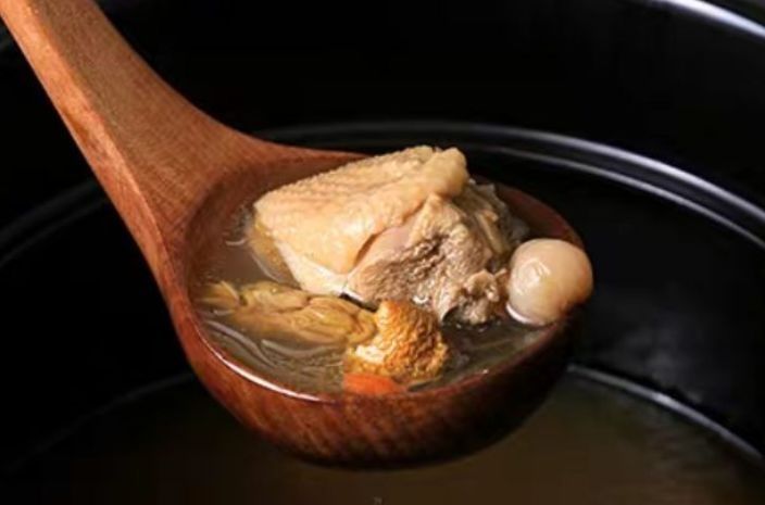 炖鸡汤有窍门，记住3点，鸡汤鲜又香没腥味，天冷了多喝些