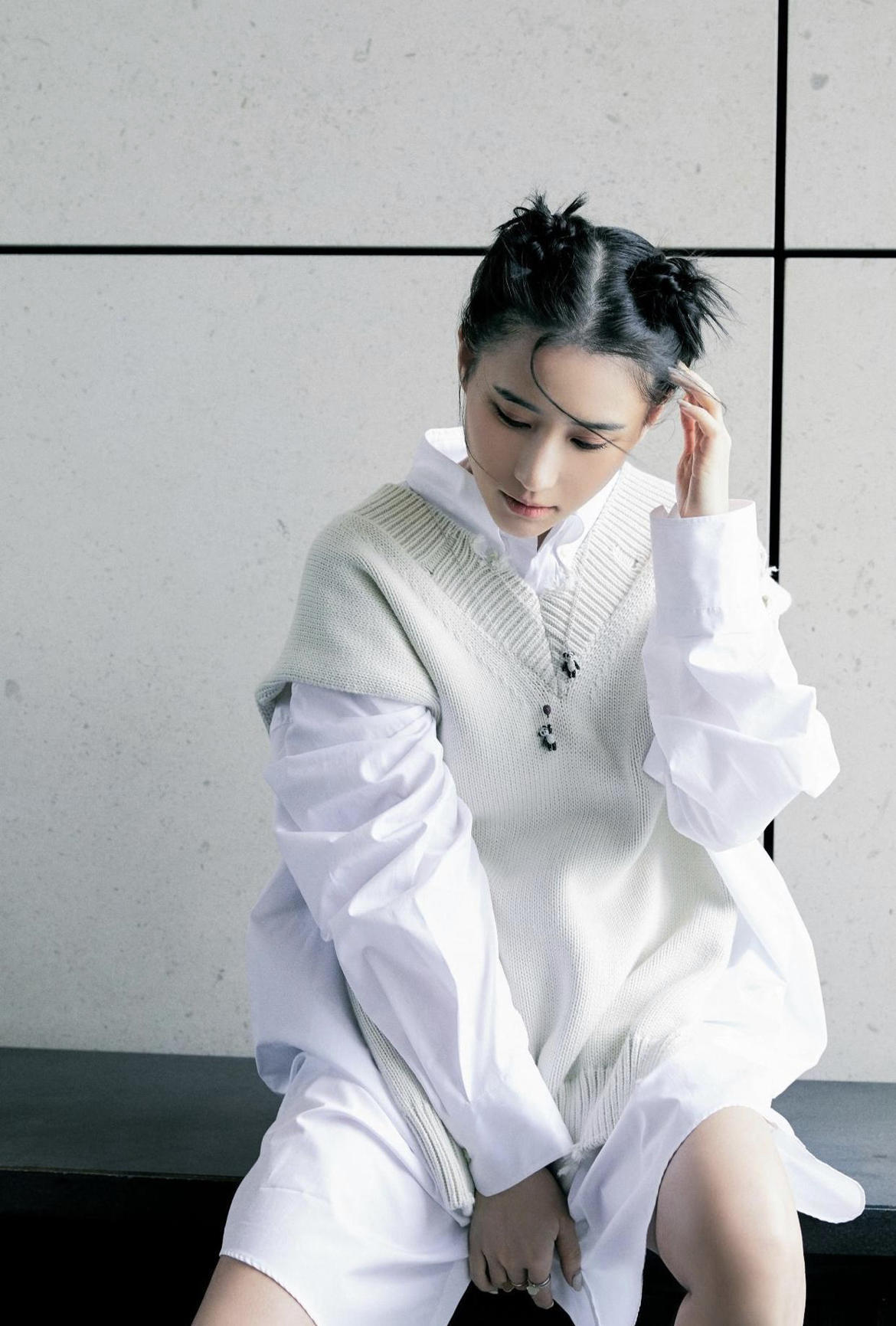 牛仔裤|何超莲才是名副其实的名媛,穿白色衬衫搭配高腰牛仔裤,高贵大气