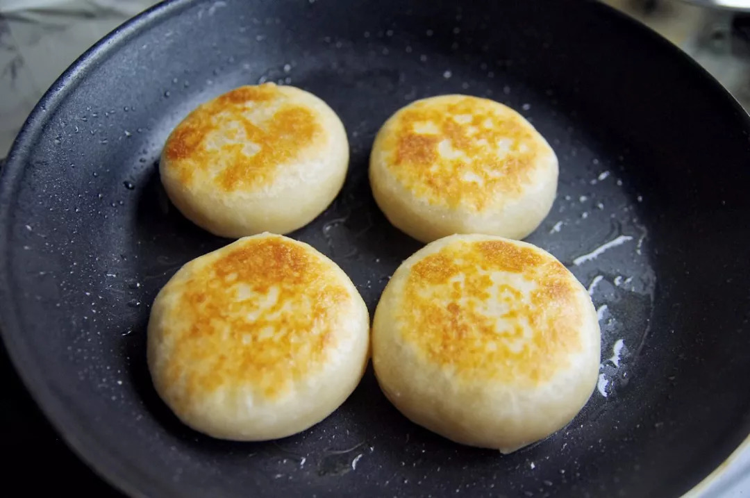 萝卜丝馅饼,一点肉都没放,吃起来确实格外香,刚上桌就被抢光光