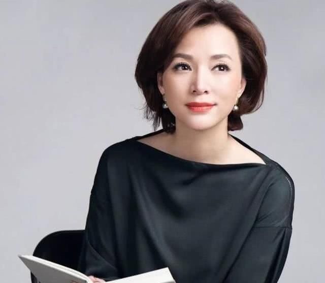 行书&主持“一姐”董卿的书法不赖,行书洒脱,刚劲有力,颠覆你的审美