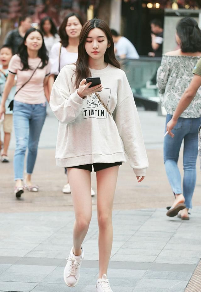 街拍:身材微胖的小姐姐,白皙美腿很是吸引眼球,墨镜戴出了气场