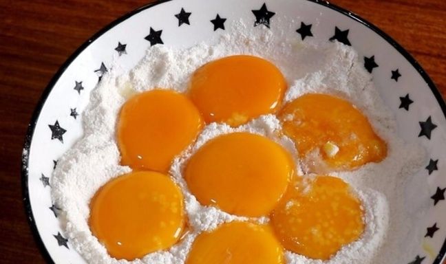 面粉|想吃咸蛋黄不要出去买，教你在家做，香到流油，2天就腌好