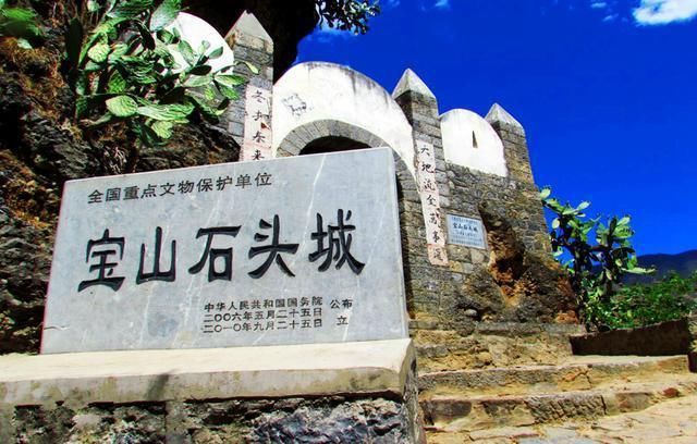 上建|一块巨石上建了108户，网友世外桃源，村民你们住得惯再说吧