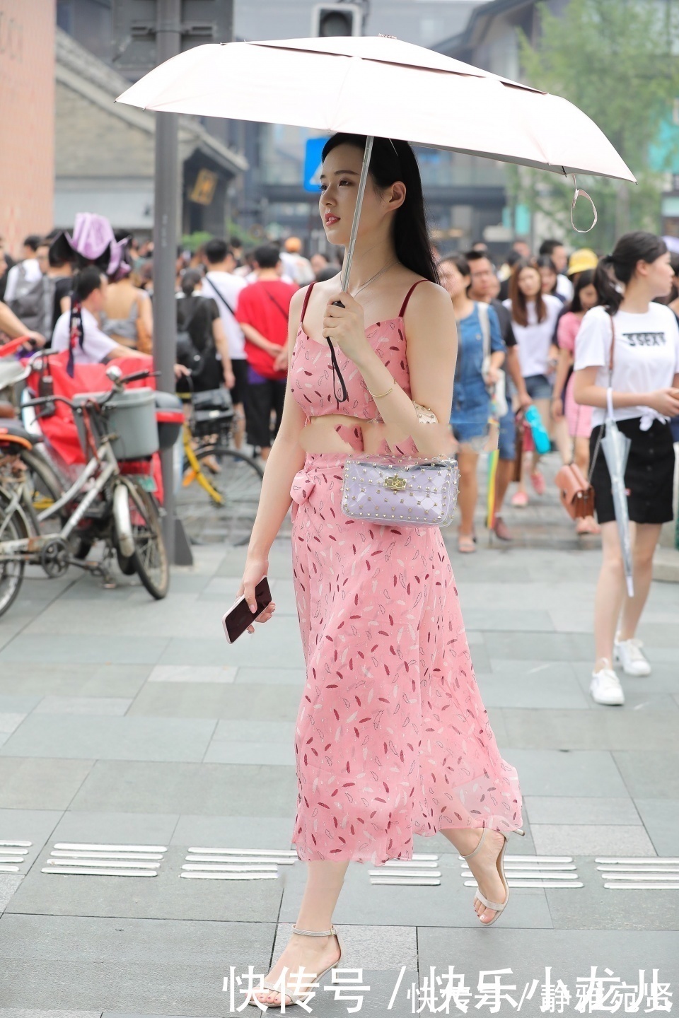 鼻子 非常有灵气的少女!小小的鼻子微微上翘,带回家是爸妈喜欢的类型