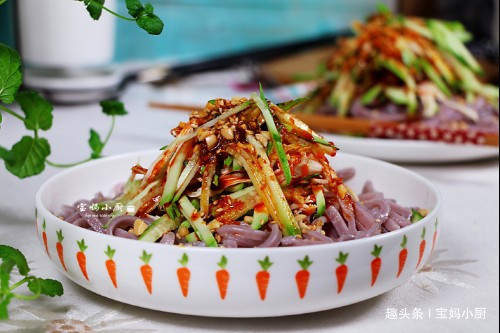 天热，一做凉面，老公就吃得不停筷，香喷喷开胃，好吃极了