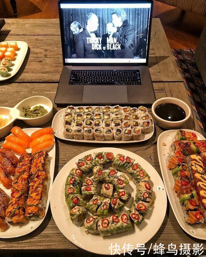 28个巨石强森的菜单，满满一桌子太能吃，还边吃边看电影太享受