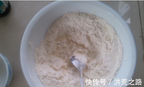 想吃苏打饼干不用买，1碗面粉自己在家做，不加黄油，更营养健康！