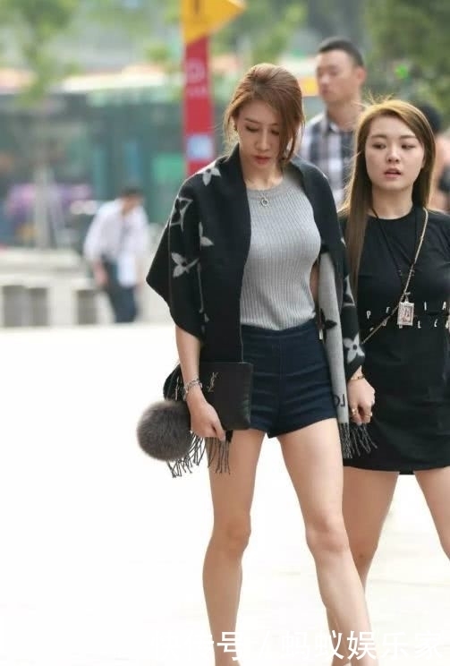 美女简单的穿搭,凸显不一般的身材