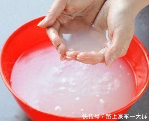 肌肤|晨起洗脸时, 还在坚持用“洗面奶” 我每天弄错! 难怪油腻长皱纹