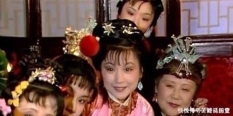 秦可卿|薛姨妈为什么要送王熙凤四枝宫花?你看多出的两枝是给谁的!