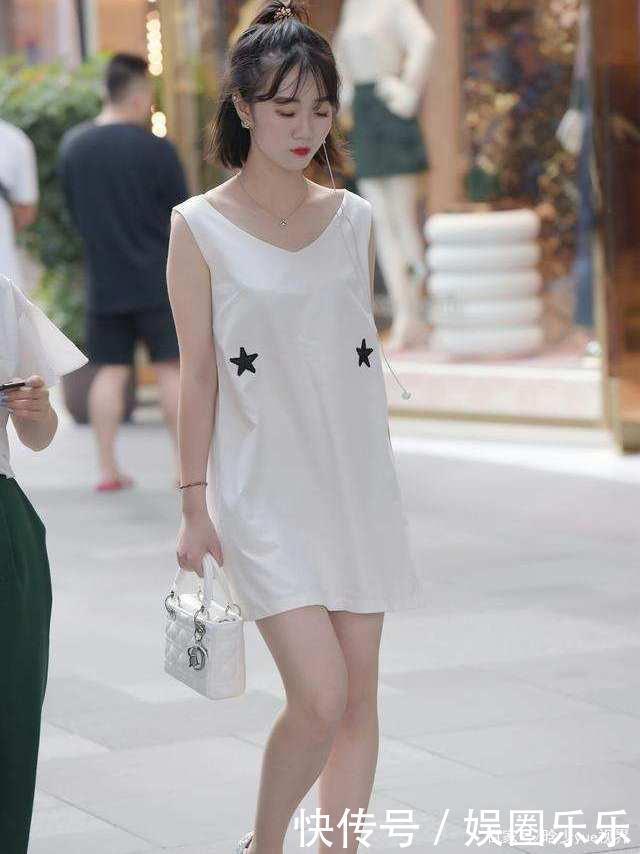  白色|小姐姐穿白色裙子时尚气质清新感十足 即温柔又可爱 休闲感也很强