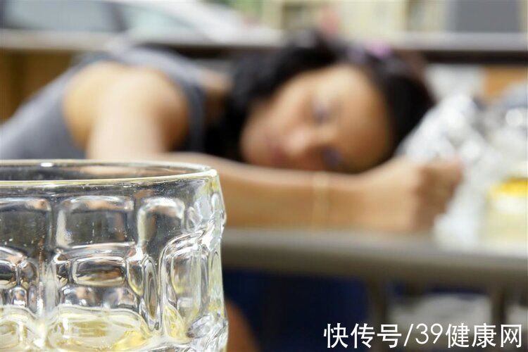 喝酒|《柳叶刀·肿瘤学》：一年74万人喝出癌症，没有一滴酒是无辜的