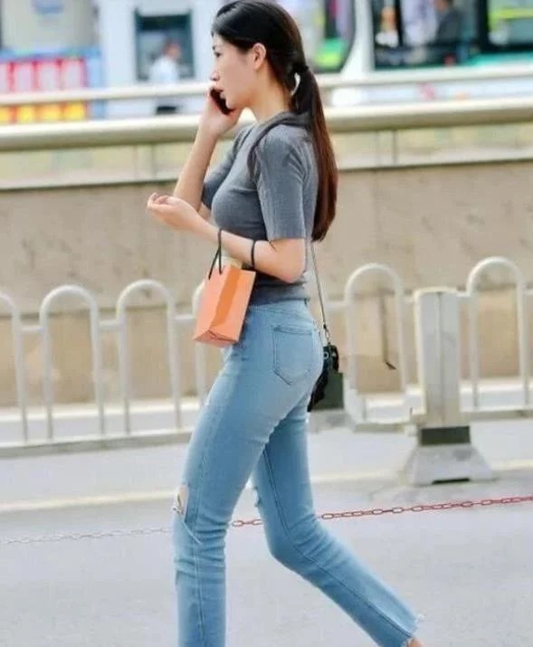 看上去|街拍:身材苗条的小姐姐,让人看上去十分的羡慕