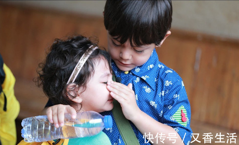 地位|“地位最低”的弟弟,服侍姐姐相当顺手,网友:弟弟你经历了什么