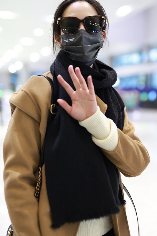 搭配 张钧甯的私服穿搭不出众, 不过棕色大衣配围巾, 看着高级且独特